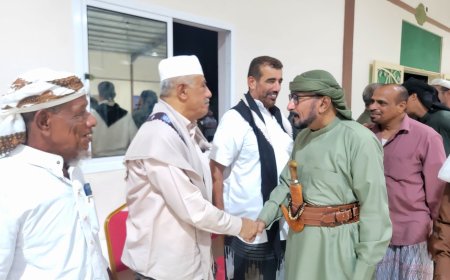 مدير عام شبام يشارك مهندس مشاريع الإدارة الفنية بالسلطة المحلية العريس محمد فطحان فرحة زواجه