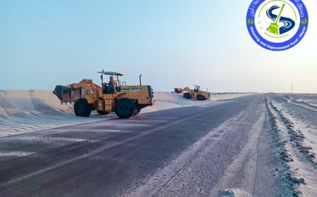 صندوق النظافة بأبين يزيل الكثبان الرملية تنفيذًا لتوجيهات المحافظ
