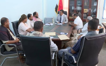 الأمين العام لمحلي حضرموت يبحث أوضاع مديرية الديس الشرقية ويؤكد اهتمام السلطة المحلية بتحسين الخدمات