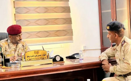 قائد محور الغيضة يلتقي قائد القطاع البحري بنشطون لمناقشة تعزيز التعاون الأمني