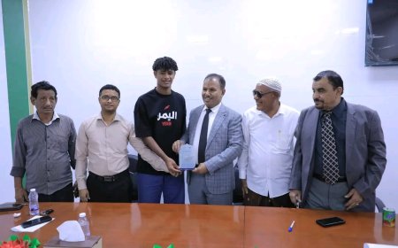 الوكيل العامري يكرم لاعب المنتخب الوطني ونادي التعاون السعودي عبدالعزيز مصنوم