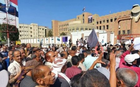 معلمو تعز يتظاهرون للمطالبة برواتبهم المتأخرة