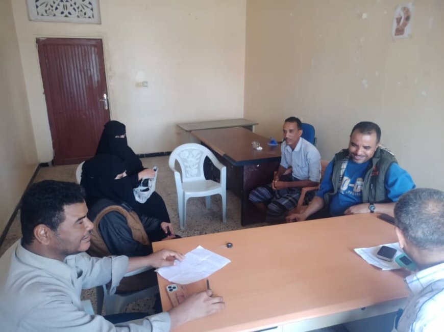 مدير الشؤون الاجتماعية بمحافظة أبين يناقش مع ضباط منظمة كير موضوع فتح حسابات لمستفيدي برنامج الغذاء العالمي