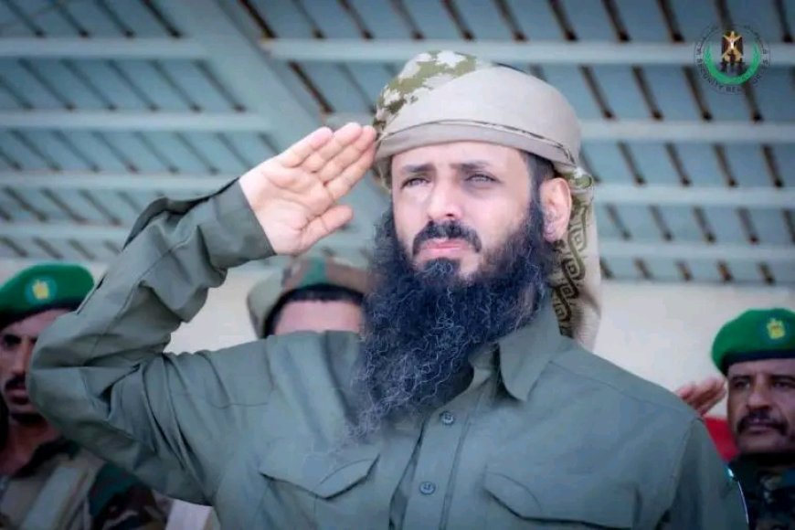 العميد الوالي يعزي مدير الشؤون القانونية في قوات الحزام الامني بوفاة والدته