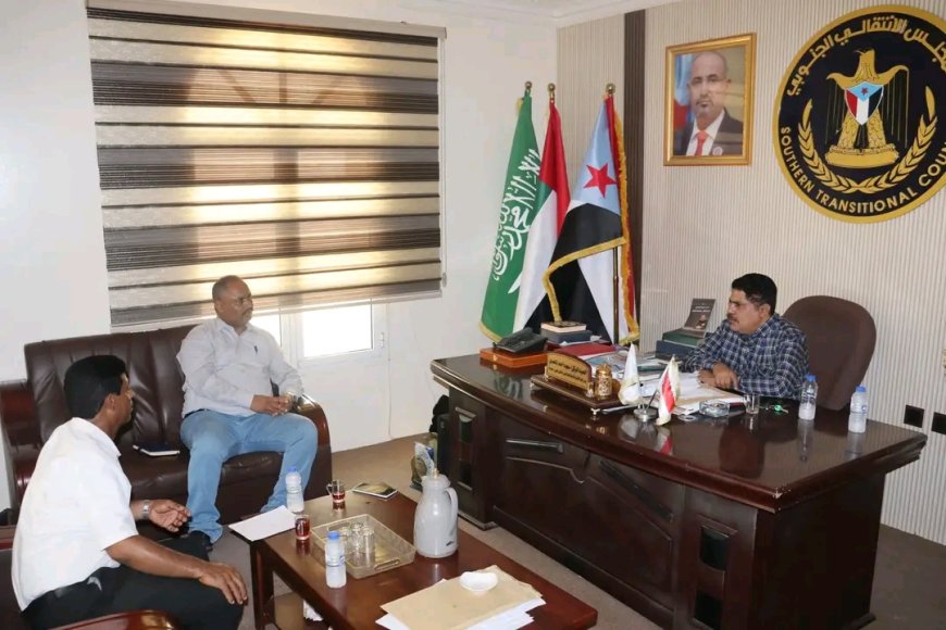 رئيس تنفيذية انتقالي حضرموت يناقش دعم القطاع الصحي مع مدير مكتب وزارة الصحة بالساحل