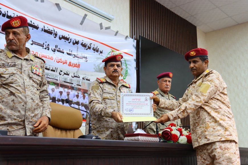 وزير الدفاع يشهد حفل تخرج الدفعة الأولى أطباء جامعيين من مدرسة جندوح