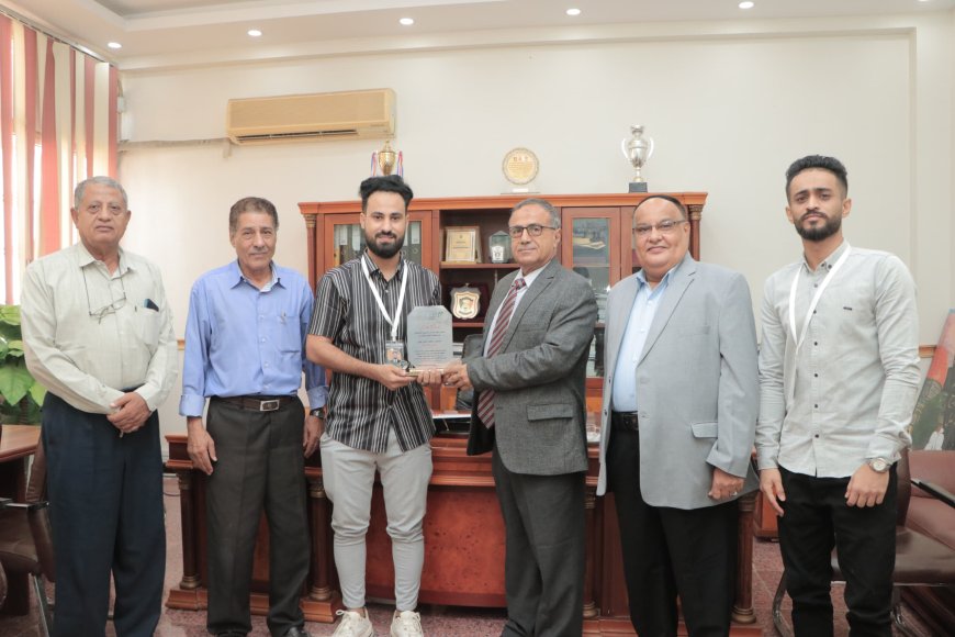 مؤسسة "إبذار" تكرّم رئيس جامعة عدن بمناسبة الذكرى الثامنة لتأسيسها