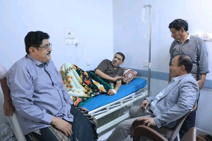 الوكيل العامري يطمئن على صحة الأستاذ سليمان كشميم