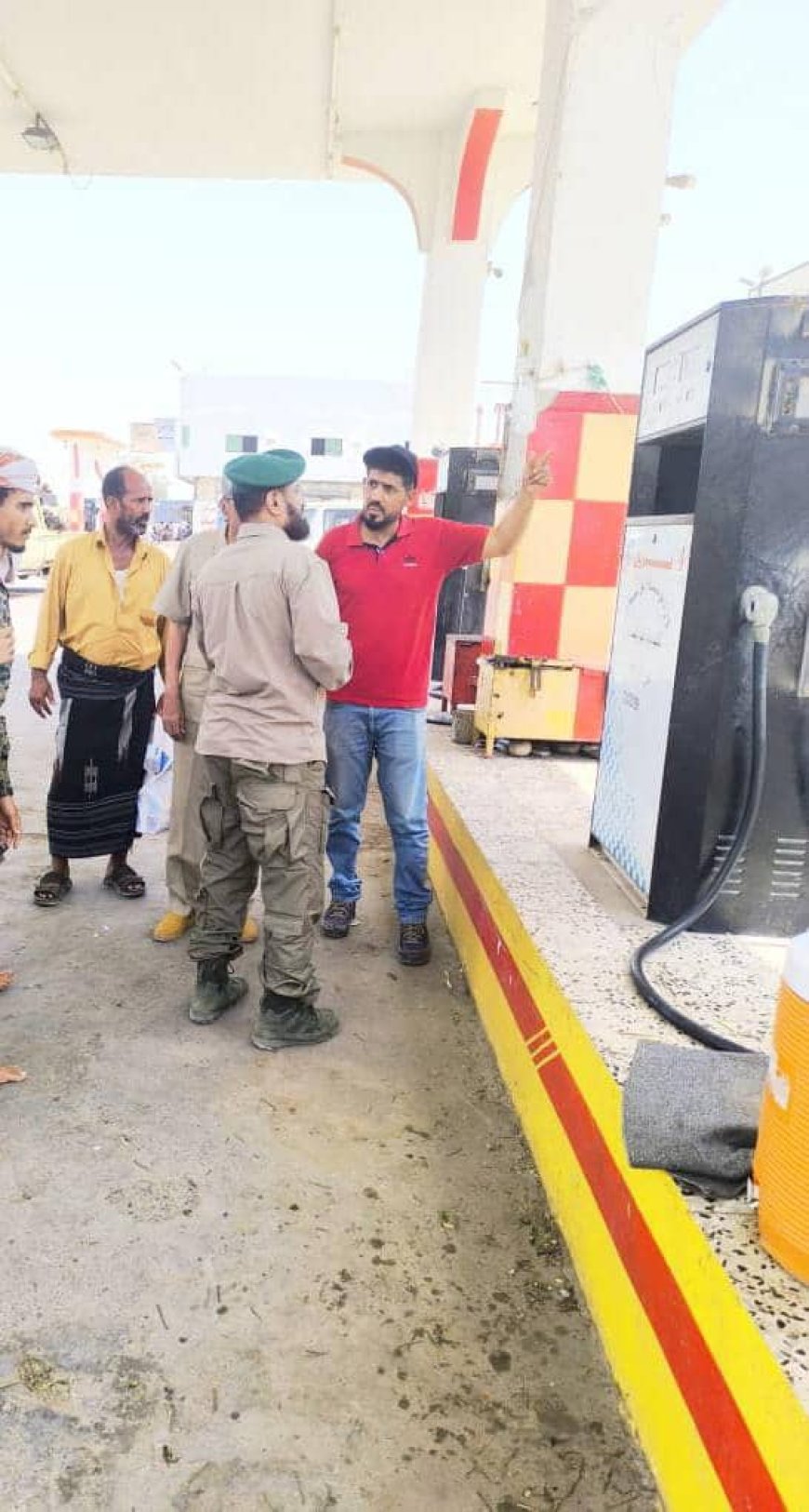 لحج .. الأمن ينفذ حملة اغلاق المحطات الغير ملتزمة بقرارات شركة النفط.   