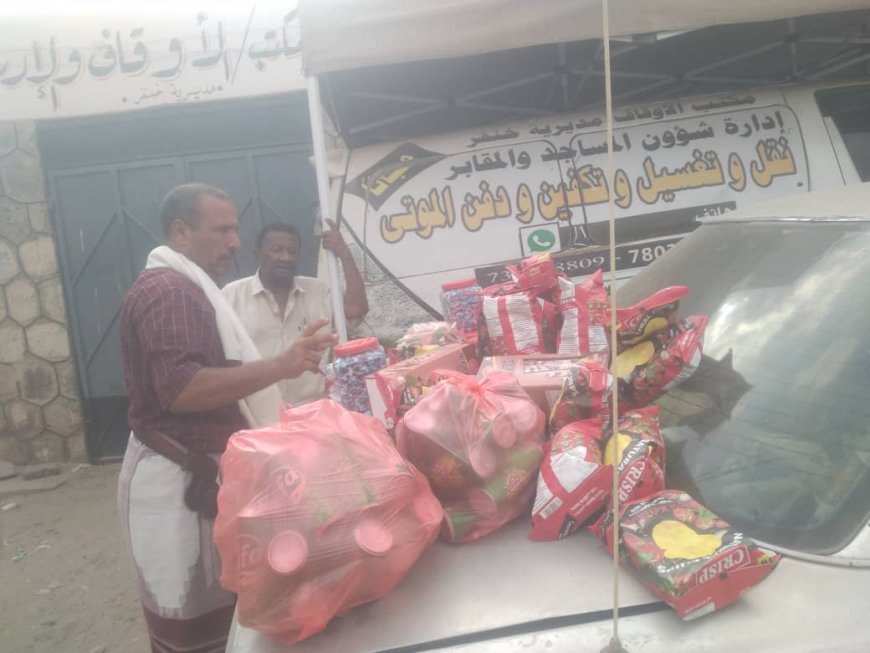 اشغال خنفر يضبط عدد من المخالفات الصحية بإحدى المستودعات بسوق جعار