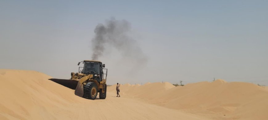 تدشين أعمال إزالة الرمال المتحركة من الخط الدولي بمنطقة النشيمة بمديرية رضوم