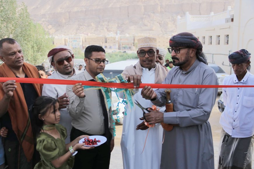 مدير عام شبام ومدير مكتب وزارة الشباب والرياضة بوادي وصحراء حضرموت يفتتحان ملاعب شبام العشبية وسط أجواء احتفالية ورياضية مميزة