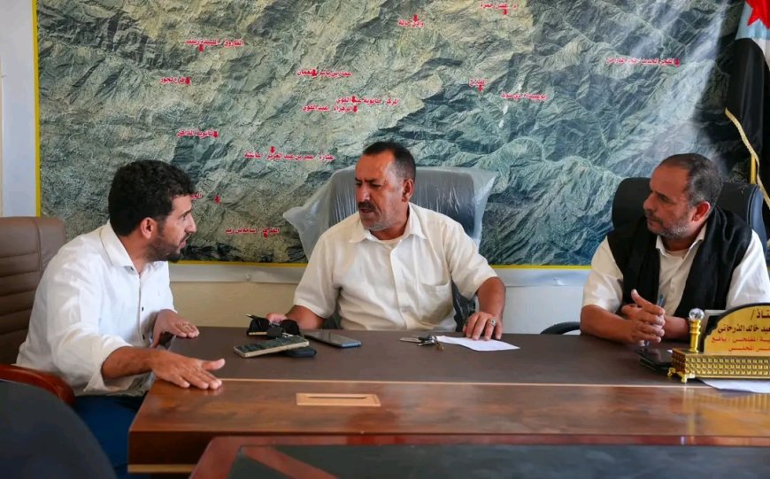 إبراهيم الصالح يناقش تنظيم مهرجان يافع التراثي مع مسؤولين في مديرية المفلحي