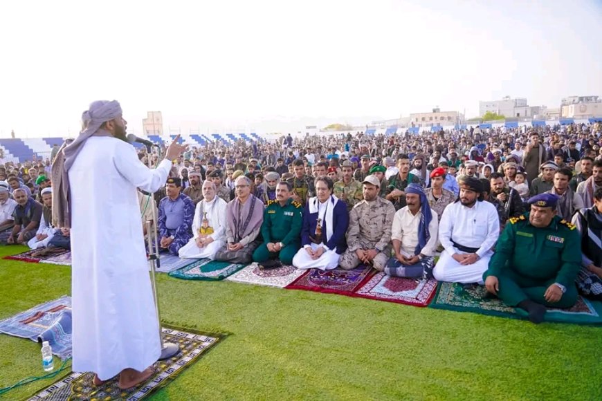 وكيل محافظة شبوة يؤدي صلاة عيد الأضحى المبارك مع جموع المصلين ويستقبل المهنئين في مدينة عتق