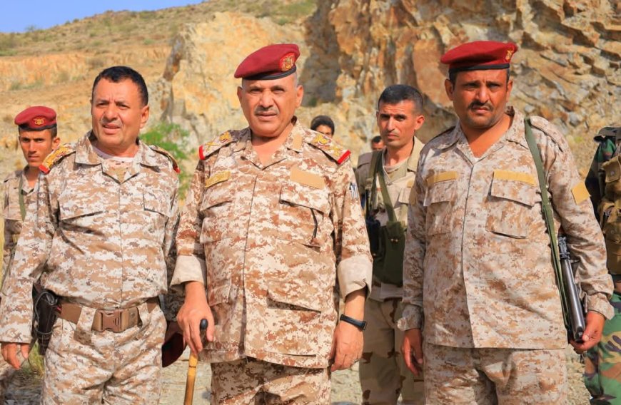 قائد محور تعز يزور الخطوط الأمامية ويشدد على اليقظة والاستعداد