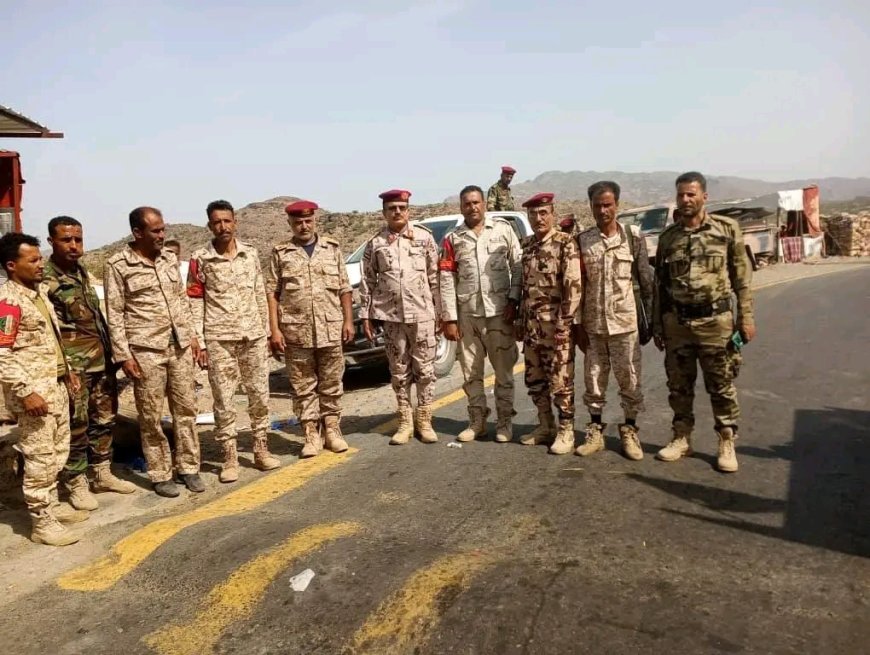 رئيس أركان محور تعز يتفقد المقاتلين في قطاع لواء النصر غرب المحافظة