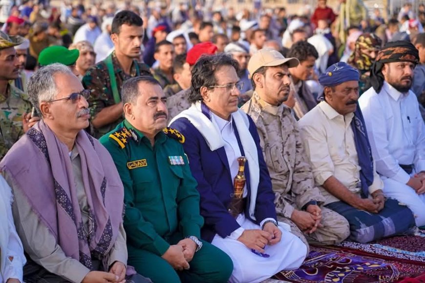 الوكيل الخليفي والعميد النسي يؤديان صلاة عيد الأضحى المبارك ويستقبلان المهنئين في مدينة عتق