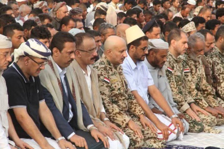 وسط حضور واسع من ابناء الحديدة وتعز طارق صالح يؤدي صلاة العيد في المخا