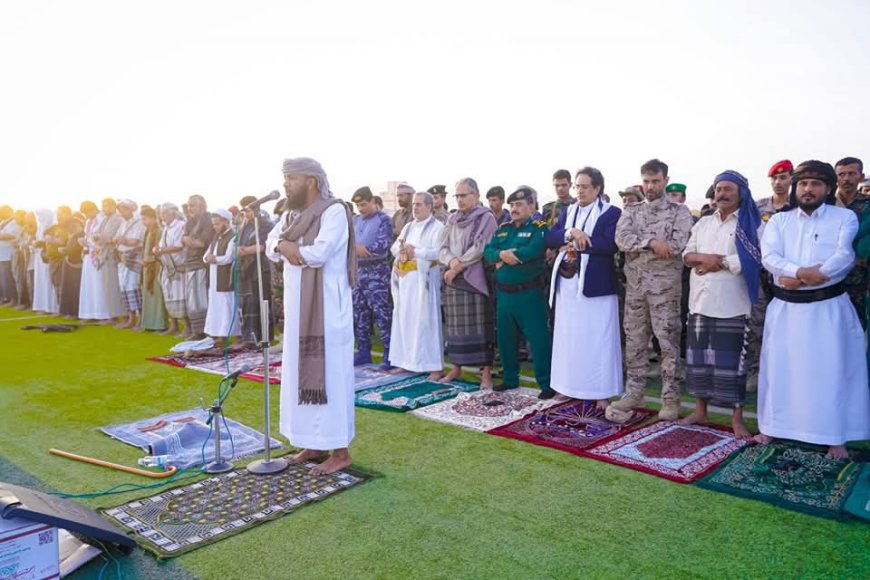 وكيل محافظة شبوة يؤدي صلاة عيد الأضحى المبارك مع جموع المصلين ويستقبل المهنئين في مدينة عتق.