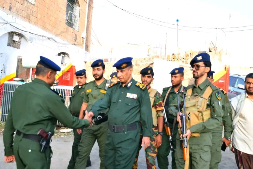 قيادة شرطة تعز تنفذ زيارات عيدية للوحدات الأمنية وتشيد بجاهزيتها وانضباطها