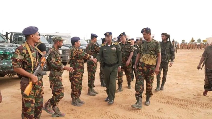 مدير أمن المهرة يعايد منتسبي الوحدات الأمنية وينقل تهاني القيادة العليا