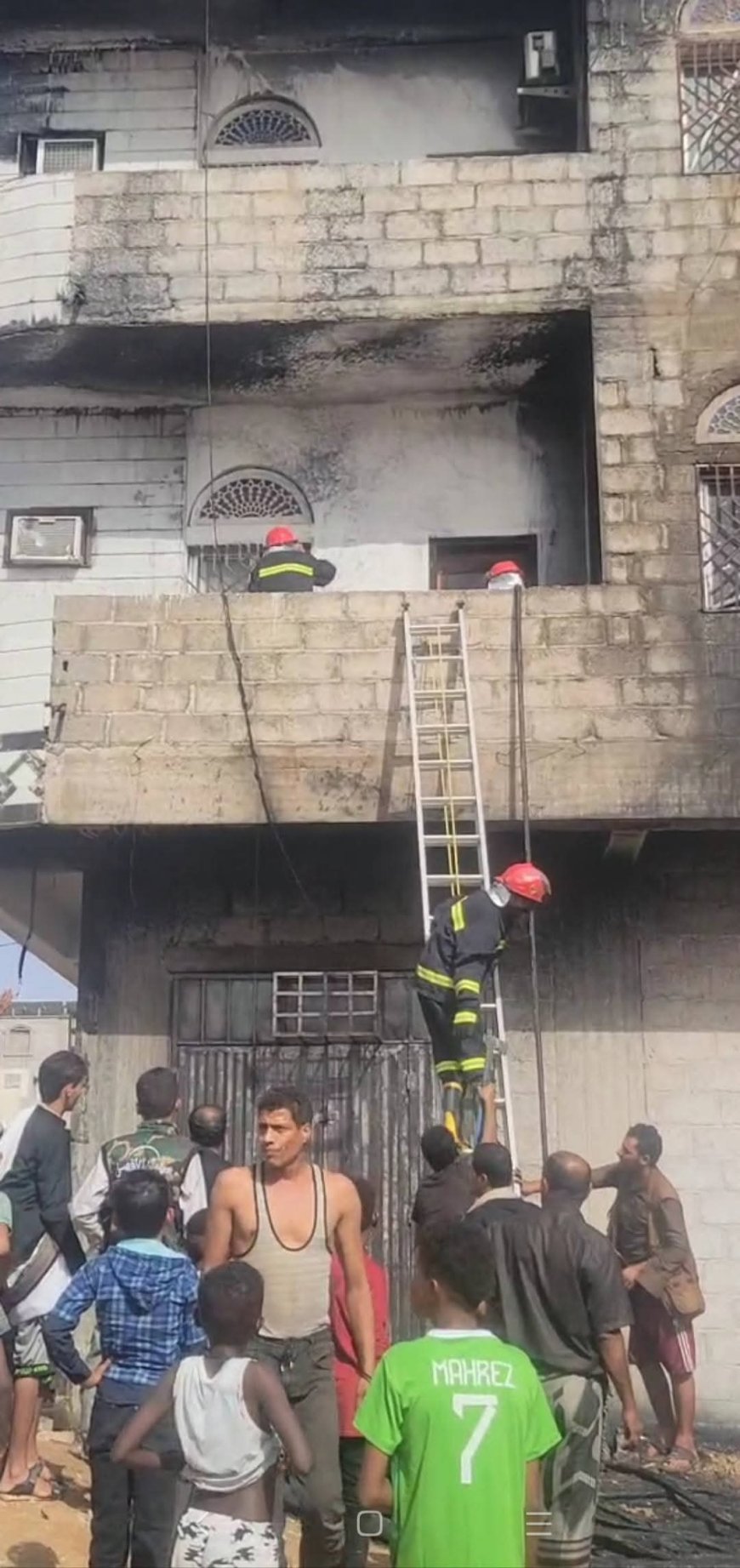 الدفاع المدني بشبوة ينجح في إخماد حريق بشقتين سكنية بمدينة عتق