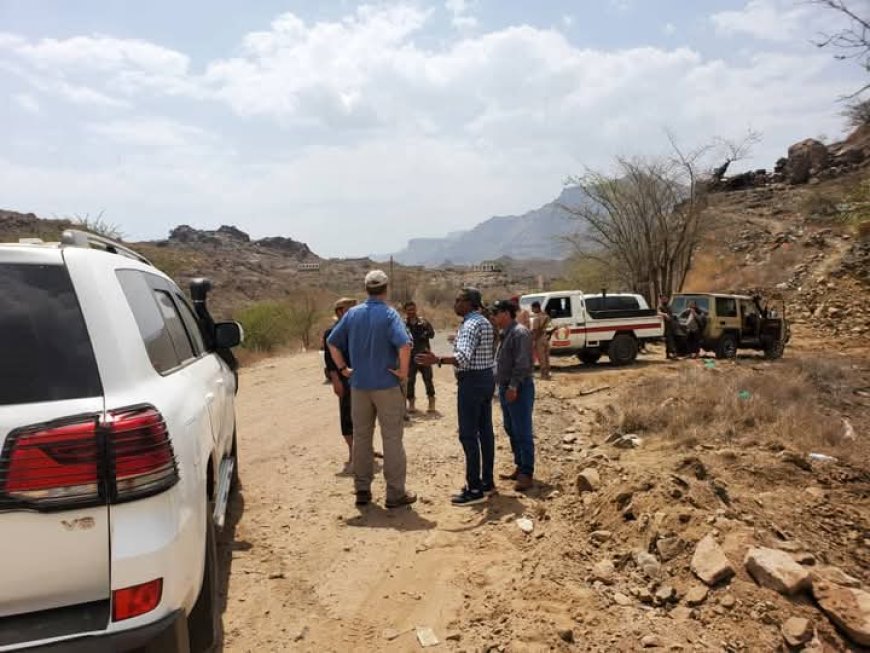 منسق الأمم المتحدة لقطاع الألغام يزور الضالع ويشيد بجهود السلطة المحلية في تأمين الطريق الدولي