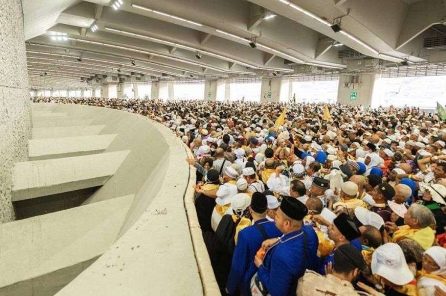 حجاج بيت الله الحرام يرمون الجمرات في أول أيام التشريق