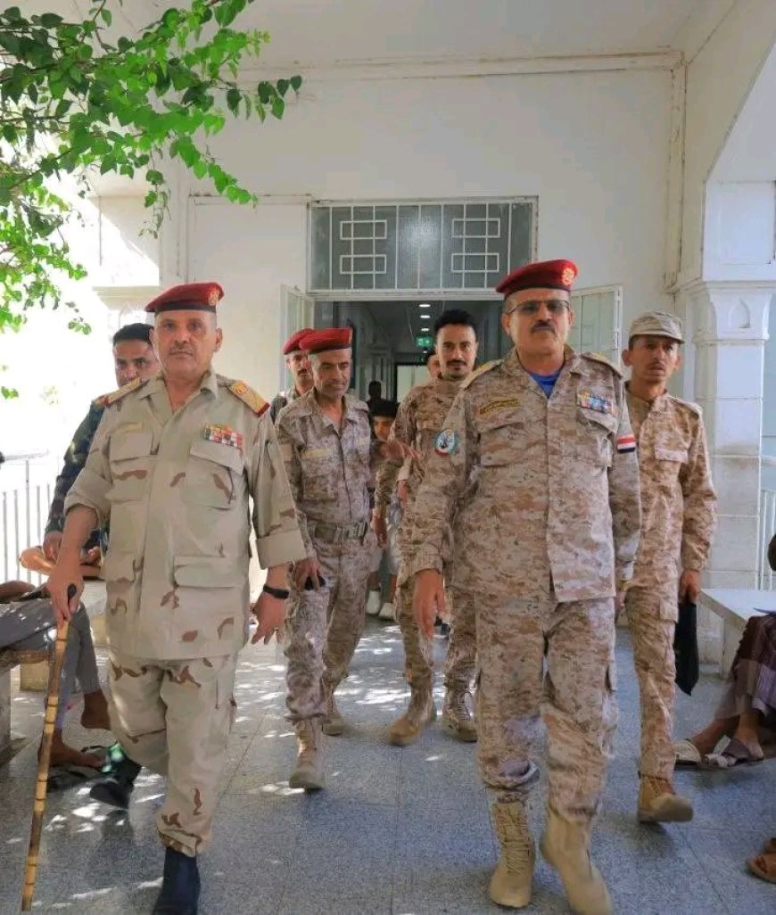 قيادة محور تعز تزور الجرحى وتقدم لهم التهاني والهدايا الرئاسية