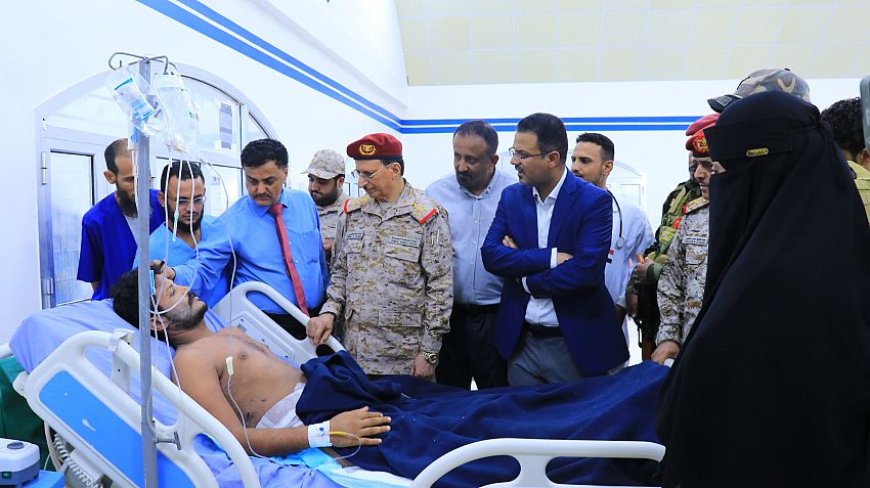 مدير مكتب قائد القوات المسلحة ومستشار رئاسة الجمهورية يزوران جرحى الجيش بعدن