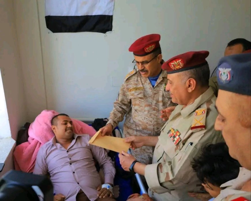 قيادة محور تعز تزور الجرحى بهيئة مستشفى الثورة العام