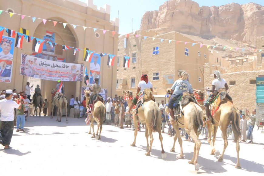 شباب سحيل سيئون يستقبلون فريق الهجن بمدينة تريم بالزوامل والمرازح ضمن الاحتفالات العيدية بالحي