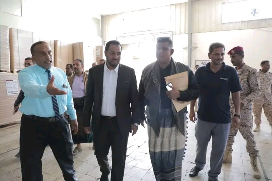 وزير التربية يطّلع على سير العمل بمطابع الكتاب المدرسي في حضرموت خلال إجازة عيد الأضحى