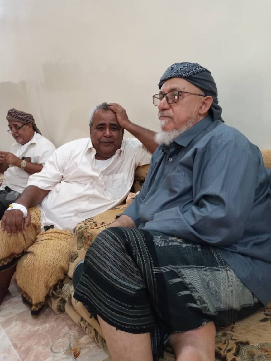 الشيخ حسين باحنحن يطمئن على صحة الشيخ صالح العاقل بن رشيد