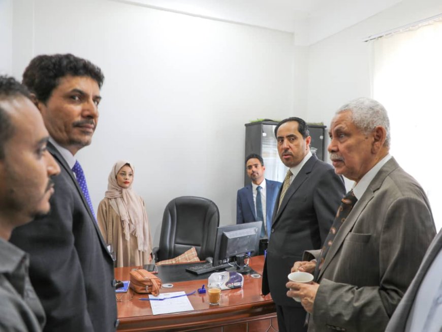 البكري يتفقد سير العمل في مكاتب وإدارات ديوان عام الوزارة بعدن إعلام الوزارة