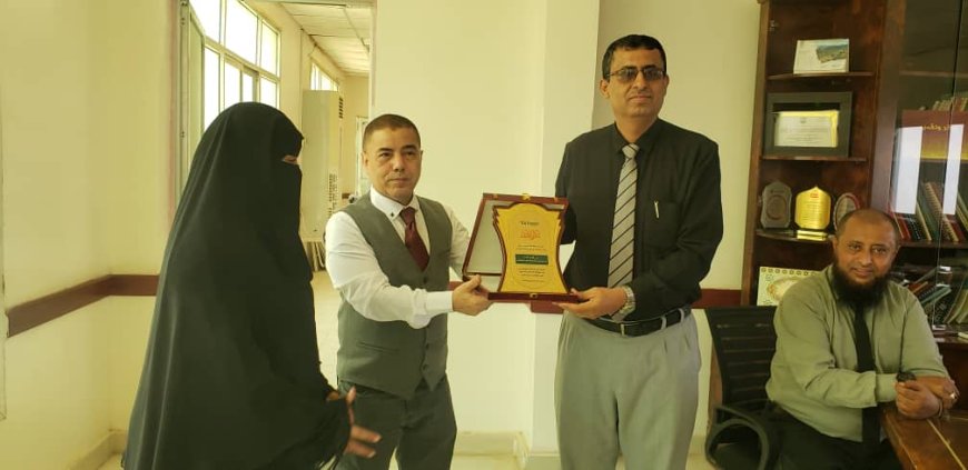 مؤسسة يمان للتنمية تكرم مدير عام مكتب الصحة العامة والسكان بلحج بدرع الشكر والعرفان