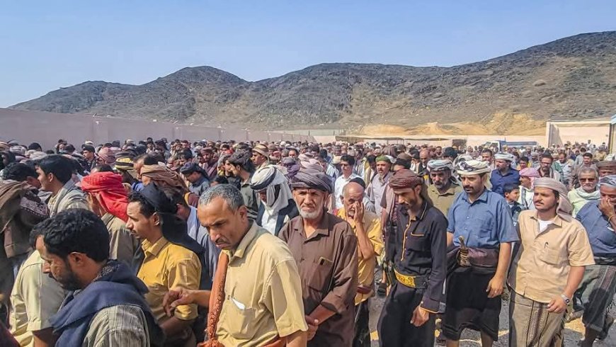 قيادة السلطة المحلية والأمنية بشبوة تتقدم مشيّعي الشهيد حسين الهرش الخليفي وتستنكر الجريمة النكراء