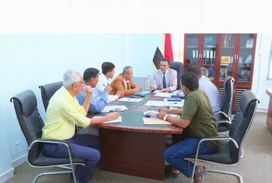 أمين عام محلي حضرموت يترأس اجتماعاً للجنة المناقصات بالمحافظة ويقر ترسية مشروع تسوير وتخديم الساحة العامة للمعهد الفني بالشحر