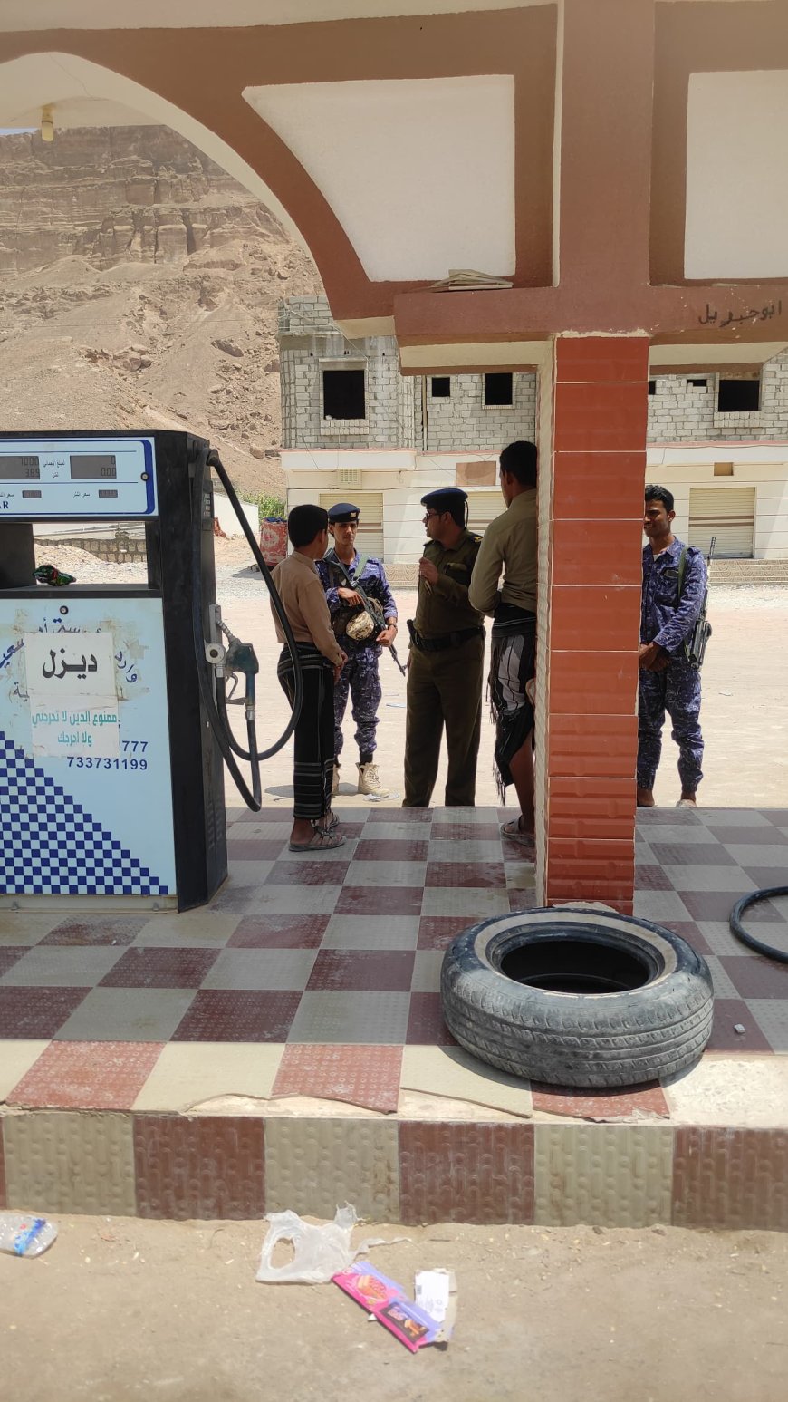 مدير أمن وشرطة مديرية رخية ينفذ حملة ميدانية مفاجئة لمحطات الوقود لمتابعة الالتزام بالتسعيرة