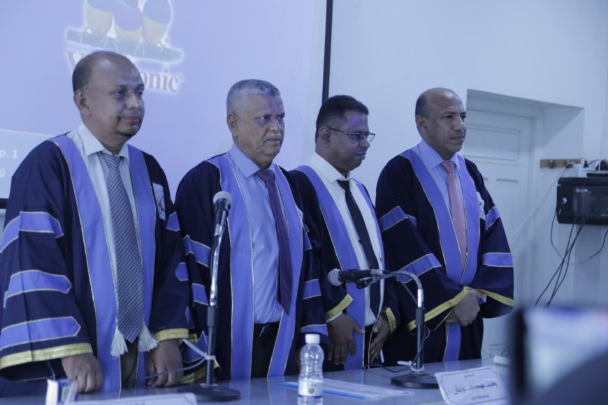 الدكتور باعزب يهنئ الزميل الصحفي صالح عسكول بحصوله على الماجستير بأمتياز من قسم الصحافة والإعلام جامعة حضرموت