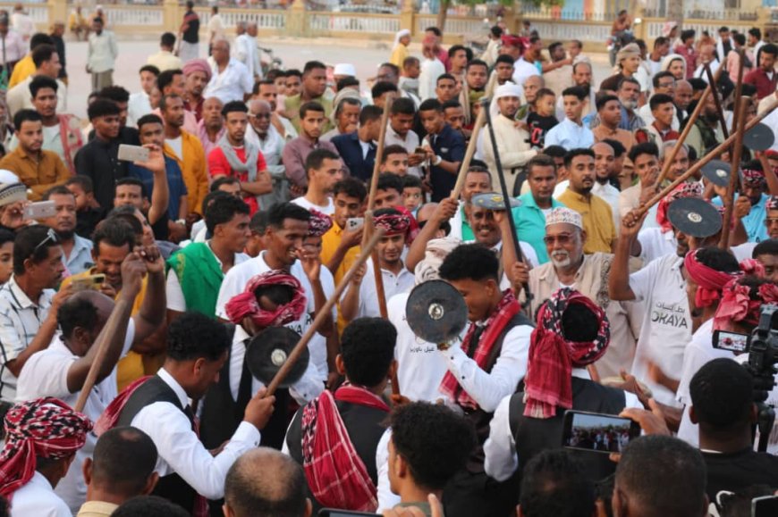 في حدث فرائحي بهيج.. الوكيل الجيلاني يشهد العرس الجماعي الخيري الأول لإتحاد الملتقيات الشبابية التطوعية بساحل حضرموت