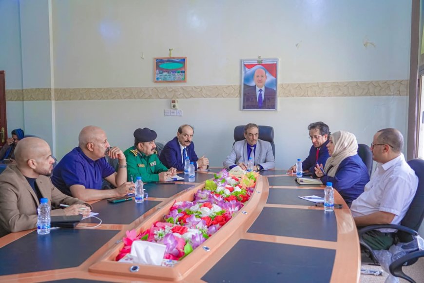 اللجنة الوطنية للتحقيق تلتقي السلطة المحلية وتشيد بالتكامل المؤسسي واحترام حقوق الإنسان بشبوة