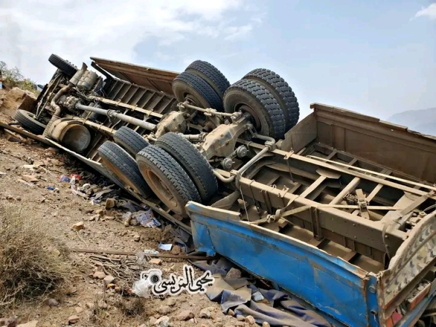 انقلاب قاطرة نقل بضائع بنقيل الشيم