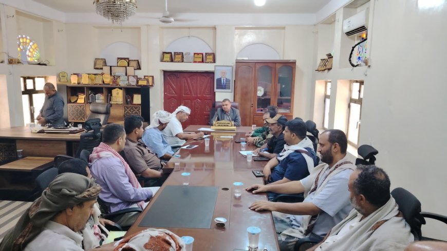 الجريبي يترأس اجتماعًا بتجار المواد الغذائية في سقطرى ويشدد على الالتزام بالتسعيرة الرسمية بالريال اليمني