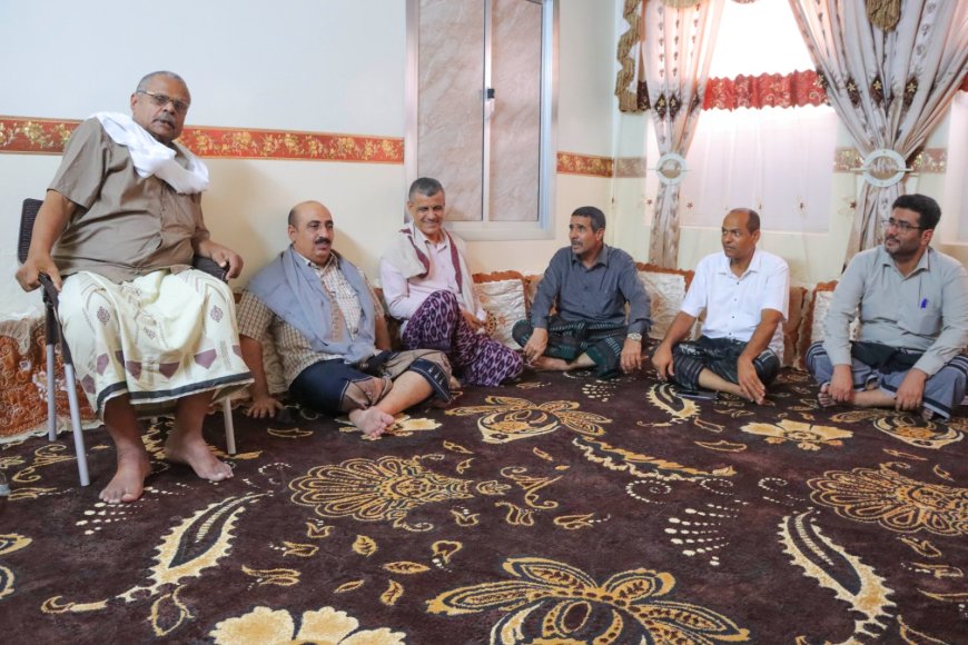 مدير تربية محافظة حضرموت (الساحل) يزور عدداً من رواد التعليم بمديرية غيل باوزير