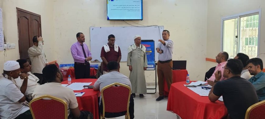 رئيس مجلس إدارة السوق المركزي و مدير مكتب الشؤون الإجتماعية بمديرية القطن يختتمان الدورة التدريبية للمرشحين للعمل بالسوق المركزي للعسل