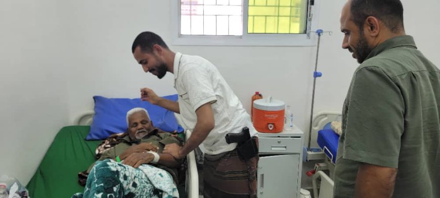 بتوجيهات الرئيس الزُبيدي.. العميد علي صالح النوبي والعميد إبراهيم قايد الزبيدي يزوران العقيد مبارك هندي ويسلمان له تذاكر العلاج في الخارج
