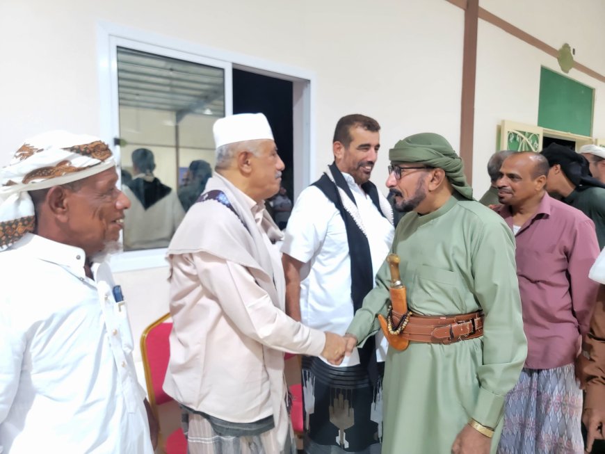 مدير عام شبام يشارك مهندس مشاريع الإدارة الفنية بالسلطة المحلية العريس محمد فطحان فرحة زواجه