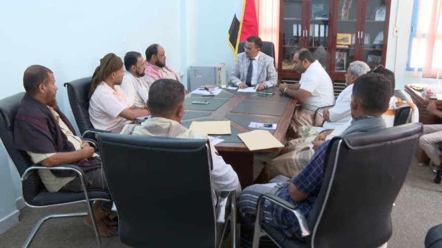 الأمين العام لمحلي حضرموت يبحث أوضاع مديرية الديس الشرقية ويؤكد اهتمام السلطة المحلية بتحسين الخدمات