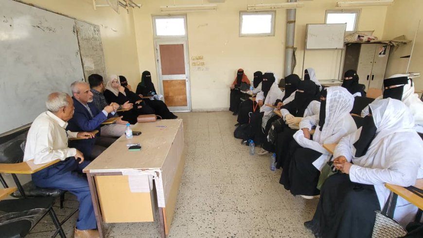 الوكيل الشبحي يتفقد سير العملية الدراسية للقابلات بمعهد الدكتور أمين ناشر للعلوم الصحية